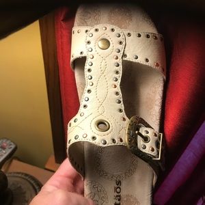 Taos never worn sandals beige